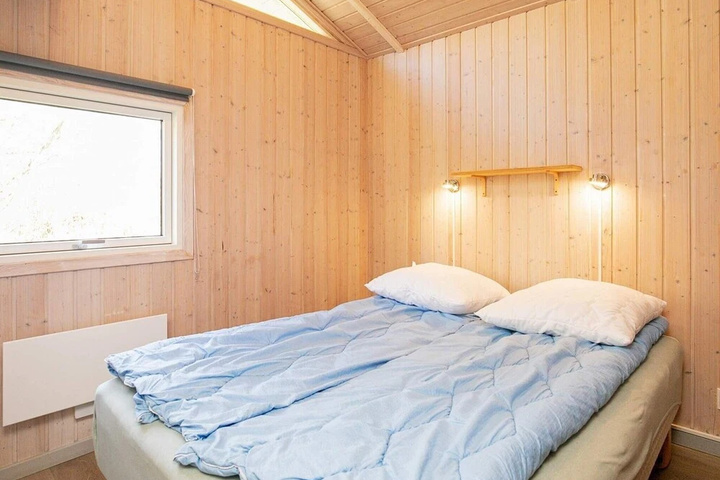 Room 4 of 16