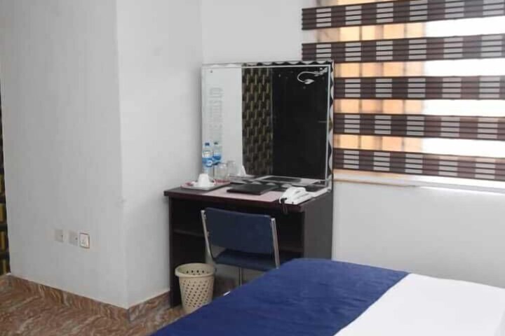 Room 8 of 38