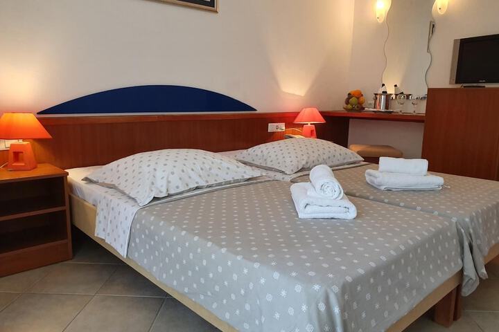 Room 10 of 41