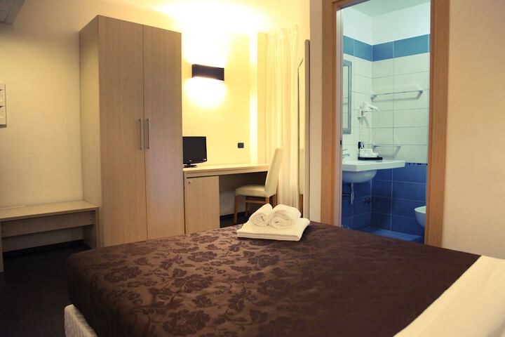 Room 14 of 65