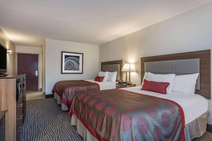 2 Queen Beds (1 of 9)