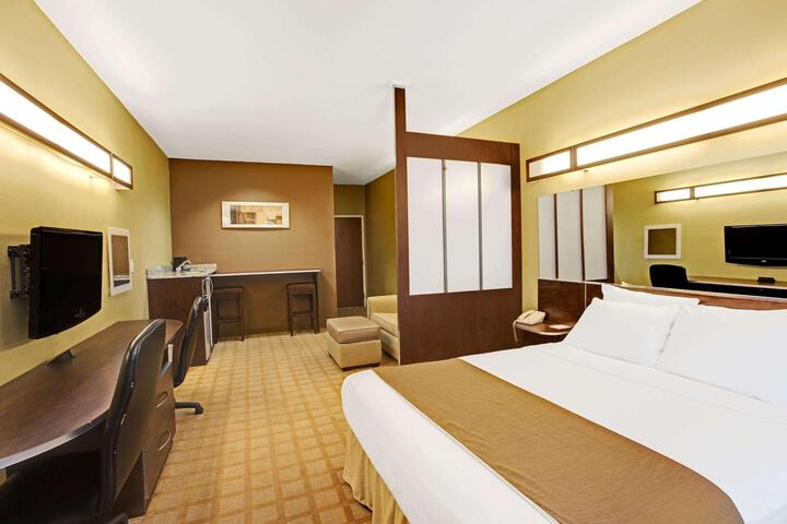 1 Queen Bed (8 of 14)