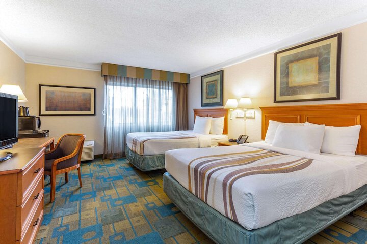 2 Double Beds Deluxe Room Courtyard View (8 of 10)