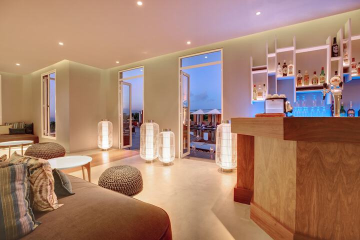 Lounge 70 of 86