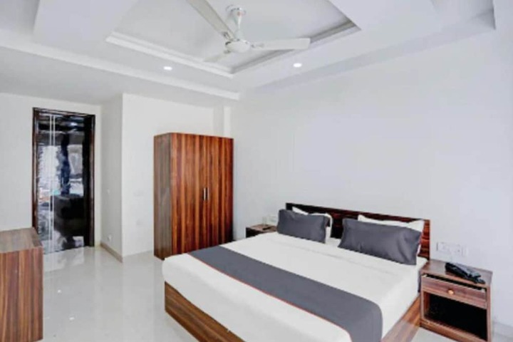 Room 4 of 18