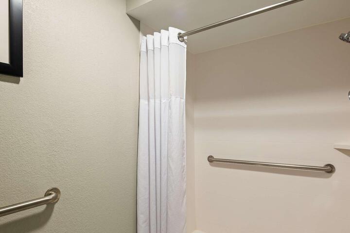 1 King Accessible Bathtub Microwave and Refrigerator WiFi Full Breakfast (3 of 12)