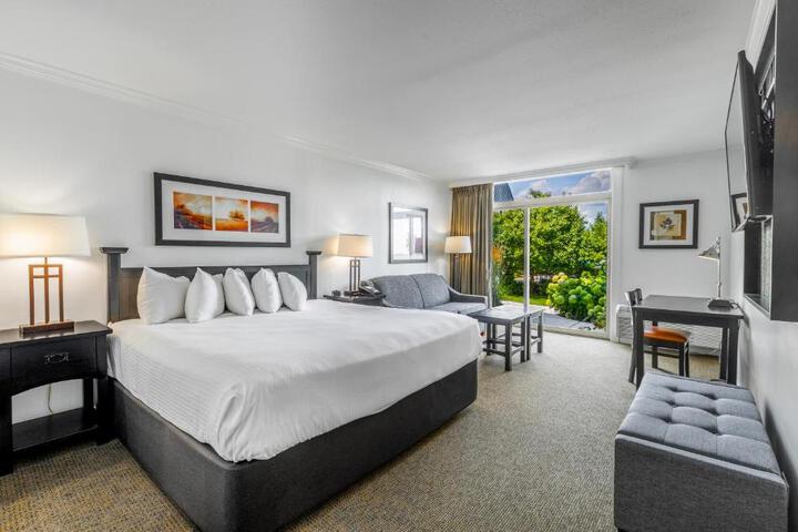 1 King Bed (2 of 6)