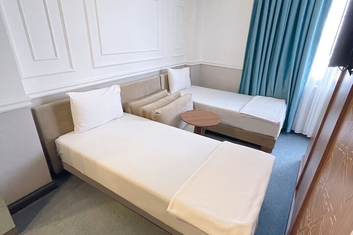 Room 32 of 49