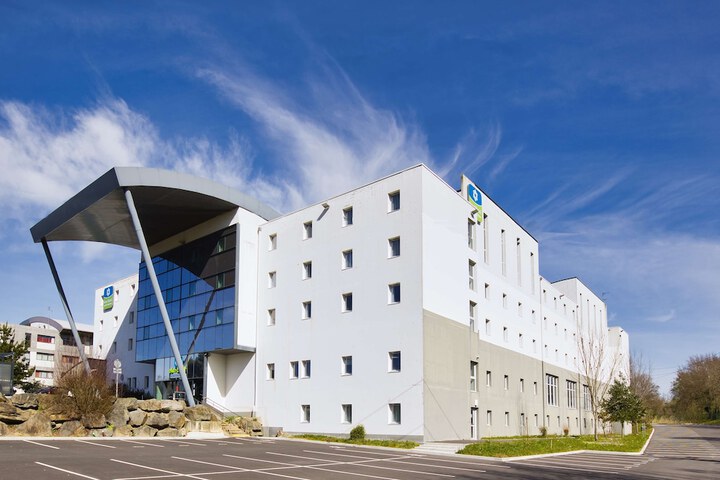 Hotel Exterior 62 of 64