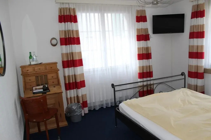 Room 6 of 14