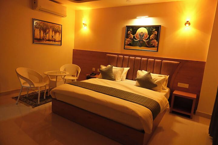 Room 5 of 18
