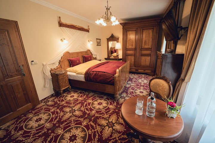 Room 4 of 90