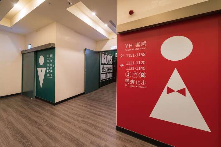 Ballroom/Hall 89 of 98