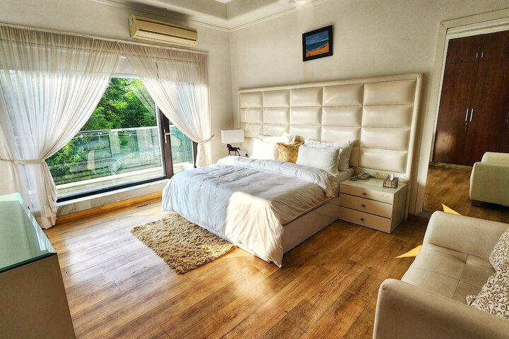 Room 9 of 22