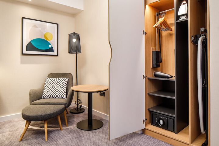 Room 27 of 108