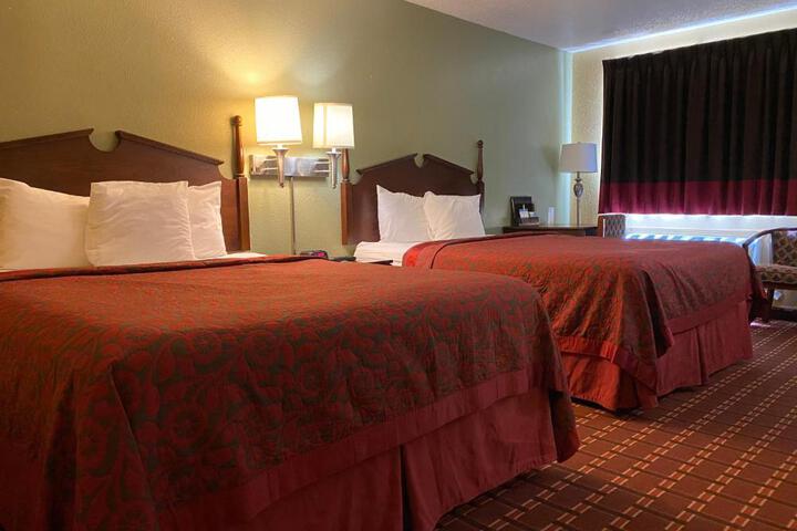 2 Queen Beds (1 of 8)