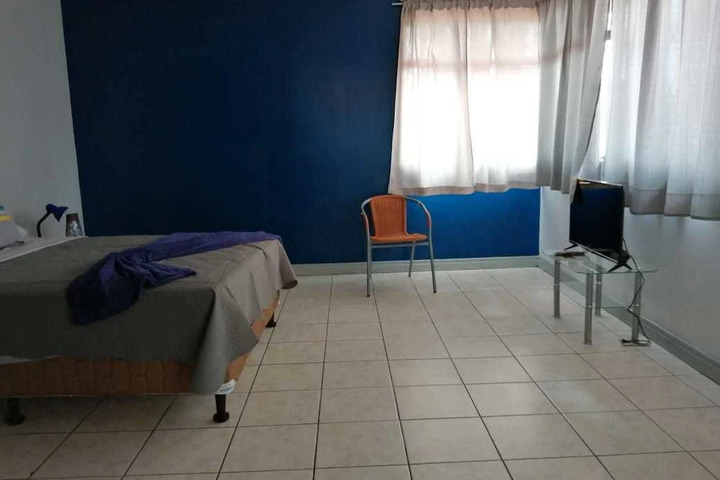Room 6 of 10