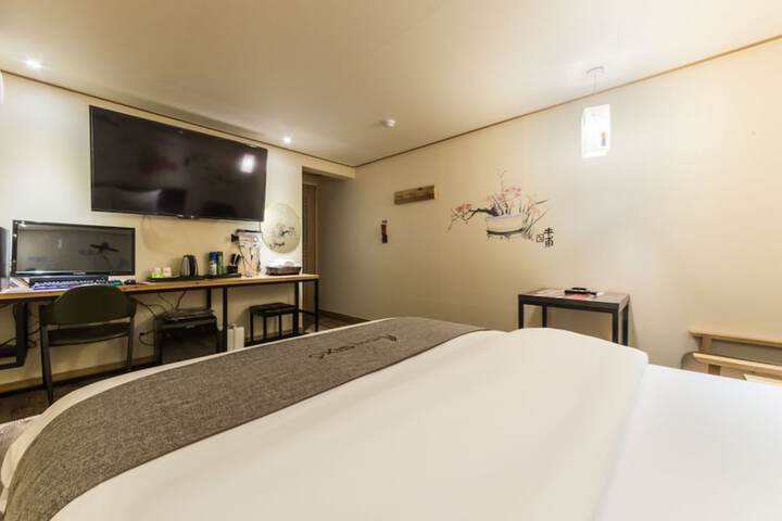Room 2 of 35