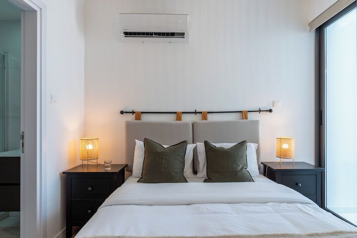 Room 5 of 210