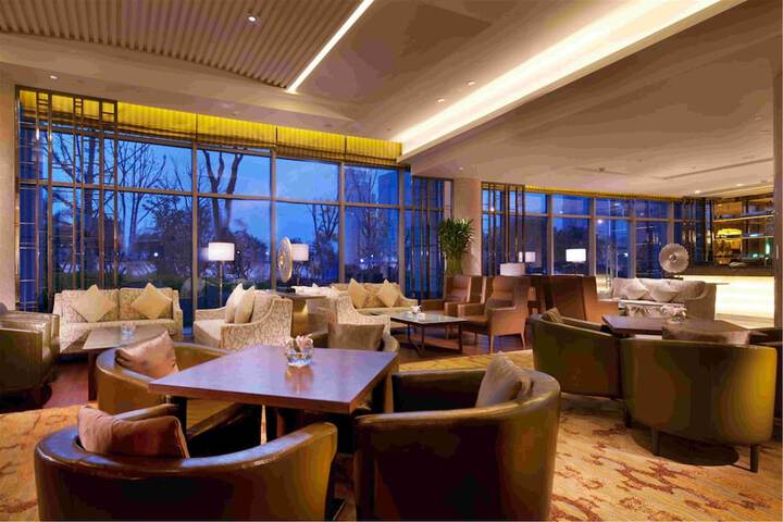 Lounge 40 of 60