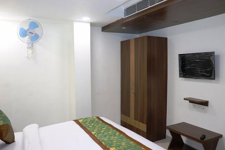 Room 8 of 14