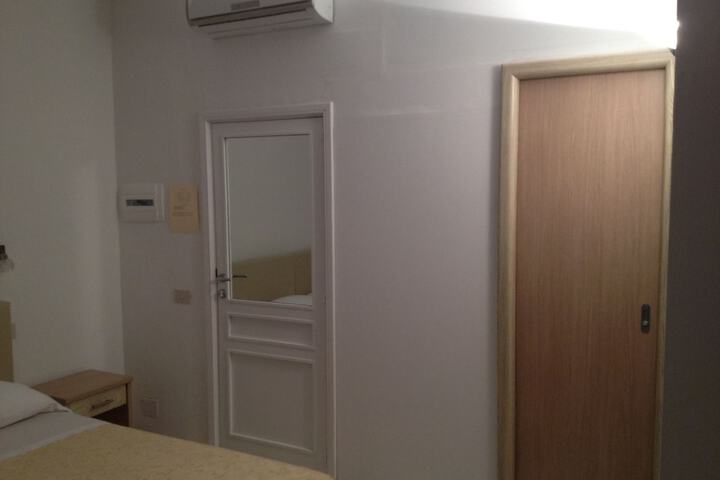Room 9 of 25
