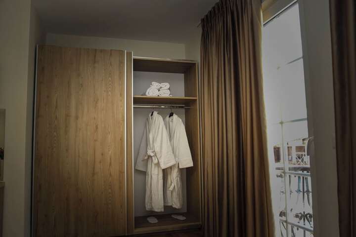 Room 10 of 21