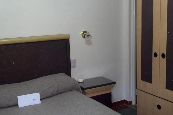 Room 4 of 9