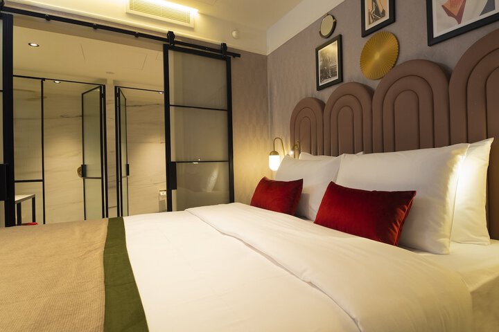 Room 4 of 147
