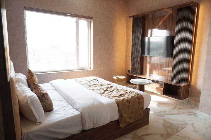 Room 4 of 16