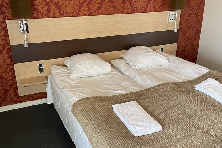 Room 9 of 33