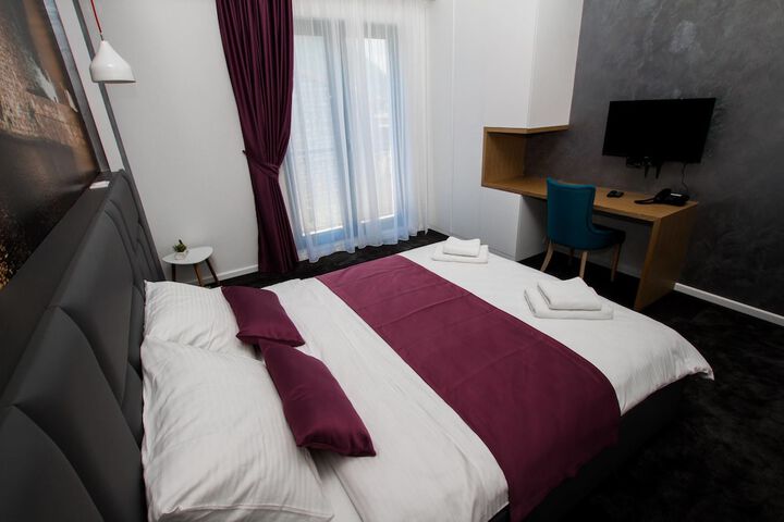 Room 4 of 76