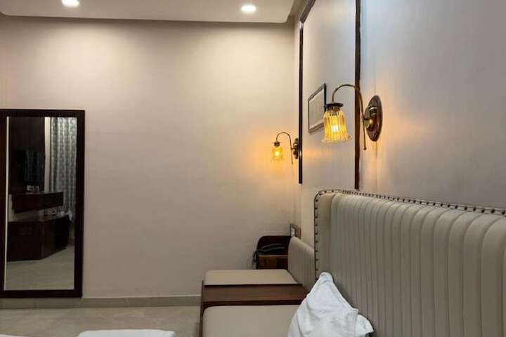 Room 9 of 28