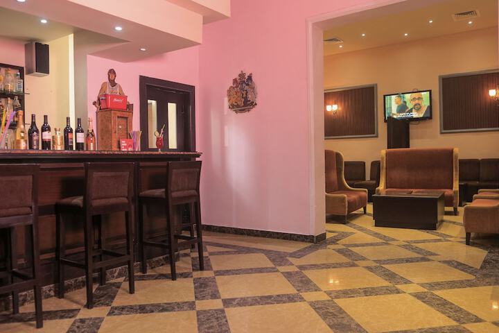 Lounge 42 of 64