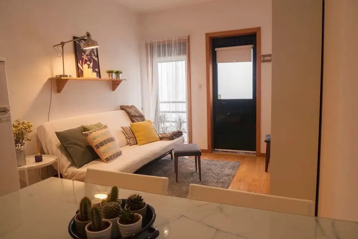 Room 2 of 8