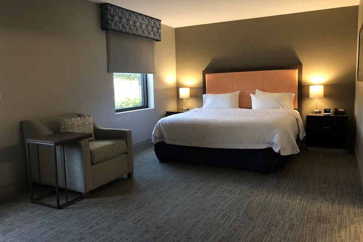 1 King Bed (3 of 17)