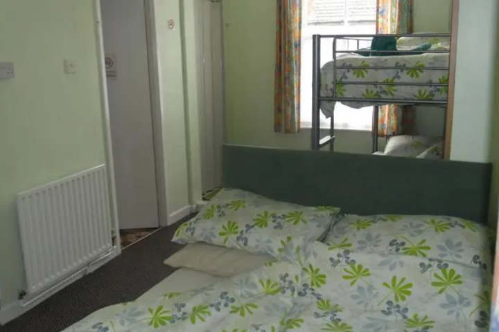 Room 8 of 10