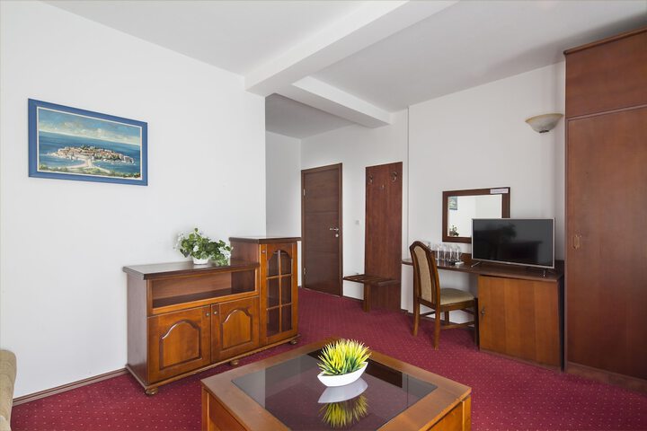 Room 3 of 95
