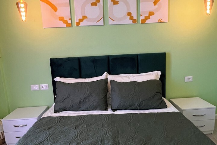 Room 28 of 146