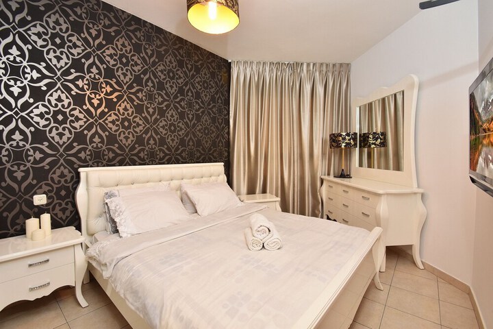 Room 2 of 37