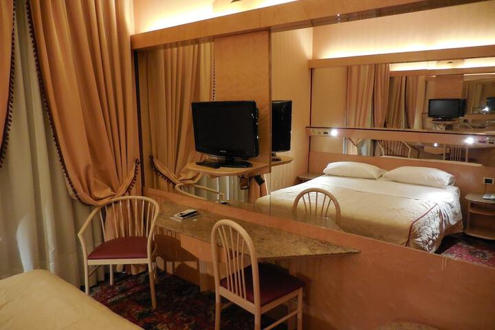 Room 10 of 33