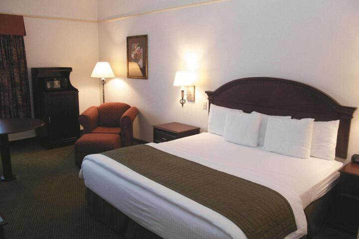 2 Queen Beds Mobility Hearing Impaired Accessible Room (3 of 6)