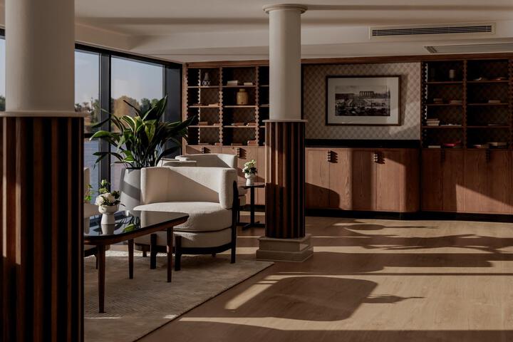 Lounge 3 of 22