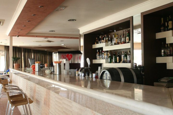 Lounge 75 of 107