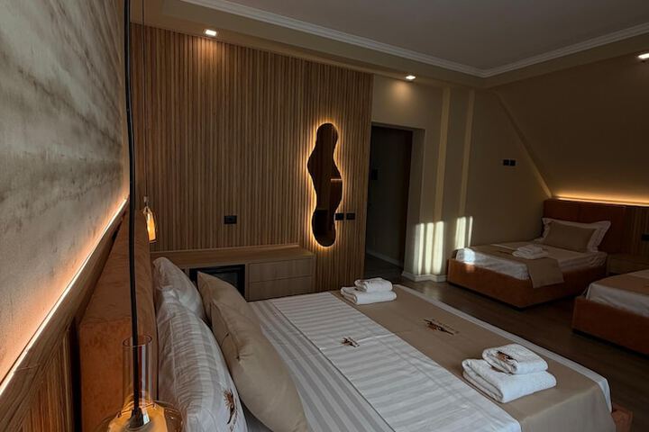 Room 10 of 18