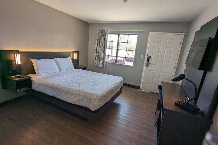 Room 32 of 99