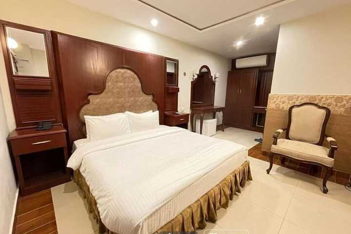Room 5 of 16