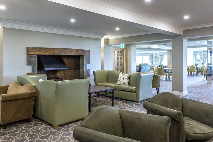 Lounge 57 of 64