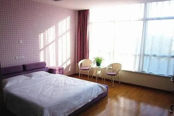 Room 6 of 9