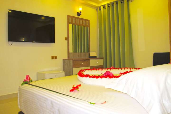 Room 6 of 12